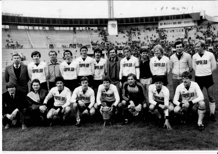 Московское "Торпедо" - обладатель Кубка СССР 1986 года. Владимир Кобзев пятый слева во втором ряду. Четвёртый слева - ещё один наш земляк, так же в прошлом игрок и главный тренер барнаульского "Динамо" Александр Гостенин