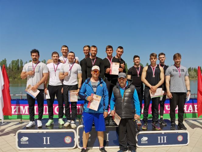 Пьедестал гонки на 500 метров байдарок четверок. Кирилл Ляпунов (второй слева) - серебряный призер соревнований.