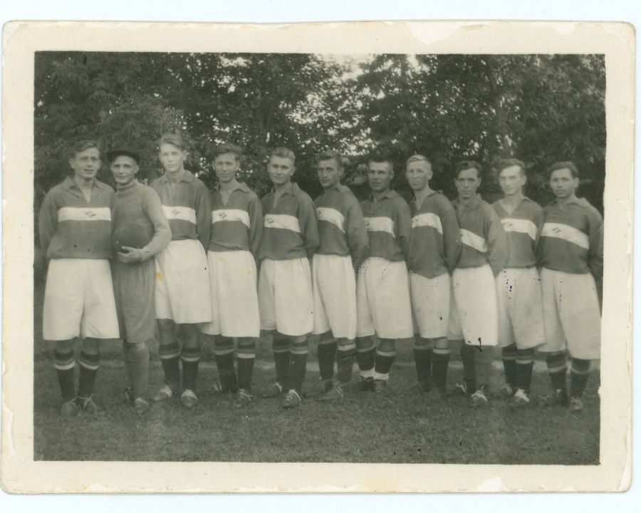 На снимке 1947 года футболисты барнаульского «Спартака». Слева направо: Лев Галятин, Вячеслав Власов, Борис Власов, Василий Рубцов, Виктор Соколов, Александр Ефанов, Быков, Петр Рубцов, Пономарев, Гончаров, Никулин.