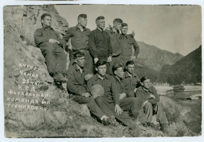 На снимке 1947 года футболисты барнаульского «Динамо» на весенних сборах в Чемале (Горный Алтай). Крайний слева в верхнем ряду – Лев Лейбович,  второй справа вверху – Владимир Чернов., третий справа – Кузьма Медведев (капитан команды)