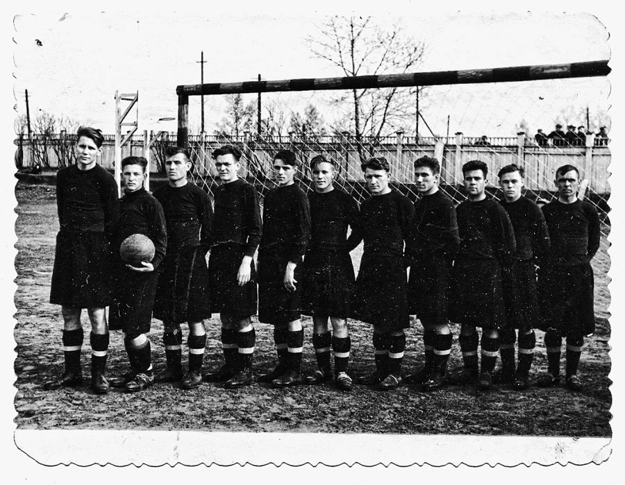 Снимок 28 апреля 1950 года. Барнаульская «Наука» во главе со своим капитаном команды Борисом Власовым. Далее (слева направо): вратарь Евгений Бабич, Геннадий Аравин, Герман Попов, Петр Кацупий, Анатолий Яшин, Иван Юханов, Анатолий Курушин, Владимир Чичерский, Лев Козлов, Александр Малков