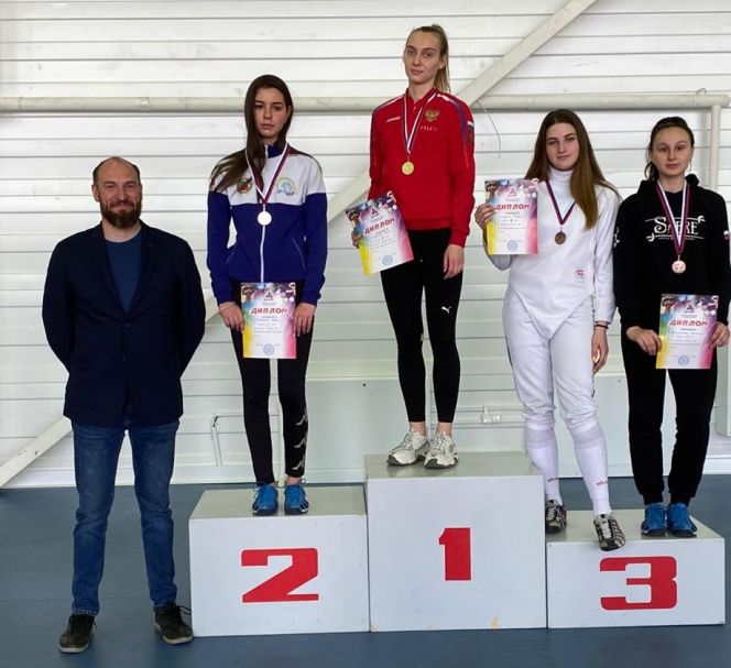 В Алтайском училище олимпийского резерва прошло юниорское первенство края по фехтованию на саблях