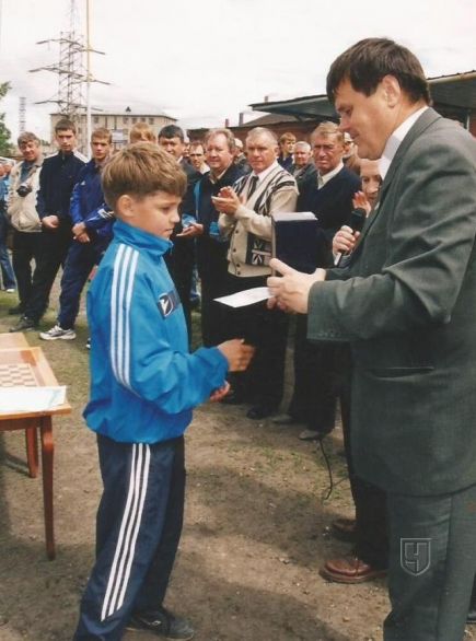 Александр Меньчиков вручает приз турнира ДФЛ Роману Зобнину, будущем футболисту московского "Спартака"