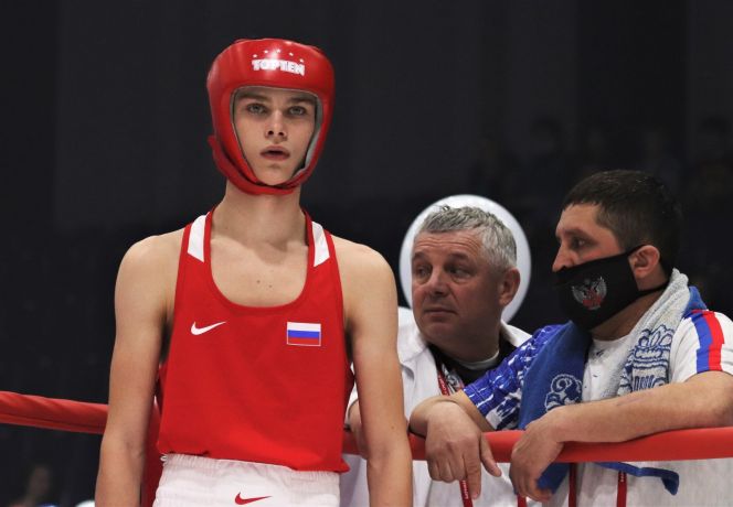 В первом бою на турнире наш Иван Фидищенко одержал трудовую победу в весе 52 кг. Фото: Александр Чёрный/"Алтайский спорт"