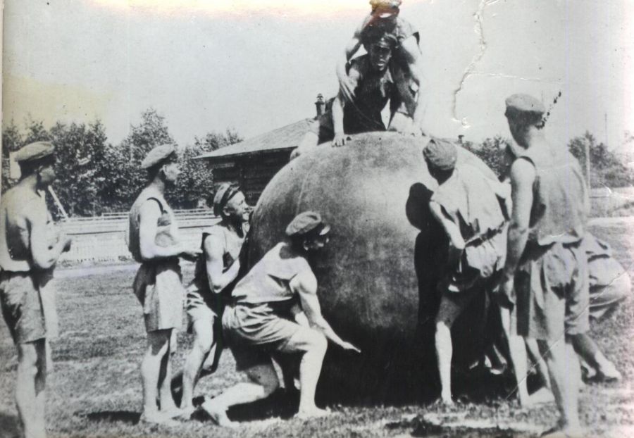 Довоенный снимок Ховрина. Динамовцы Барнаула готовят мяч для популярной тогда игры в пушбол