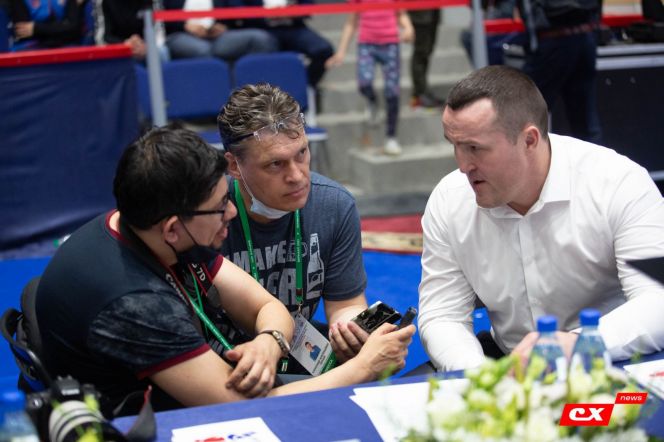 Ярослав Махначёв из "Вечернего Барнаула" и Александр Чёрный ("Алтайский спорт") во время общения с легендой бокса Денисом Лебедевым в паузе между поединками юниорского первенства России. Фото: Владимир Мартынов/CX News