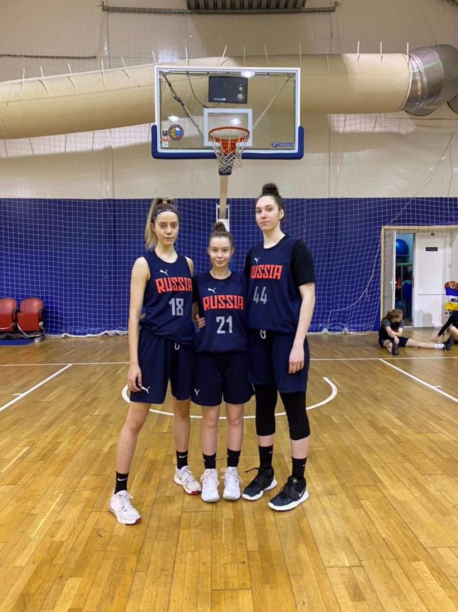 София Гришина (справа) на сборах национальной команды