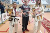 Валерия Шитина - бронзовая медалистка чемпионата России, Софья Мацко - серебряная призерка первенства страны по киокусинкай