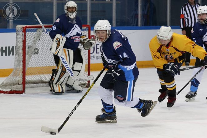 Фрагменты матча "Бочкари 40+" (Алтайский край)  - "Волна" (Брянская область). Фото: Ирина Шведова/Ночная хоккейная лига