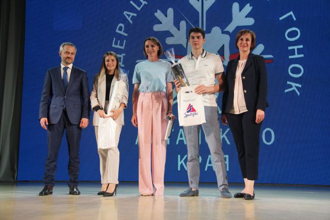 По делу и честь. На сцене АГИК состоялось чествование героев лыжного спортивного сезона