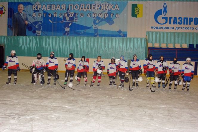 Победителем краевого финала турнира "Золотая шайба" им. А.В. Тарасова в младшей возрастной группе стал барнаульский "Рубин". 