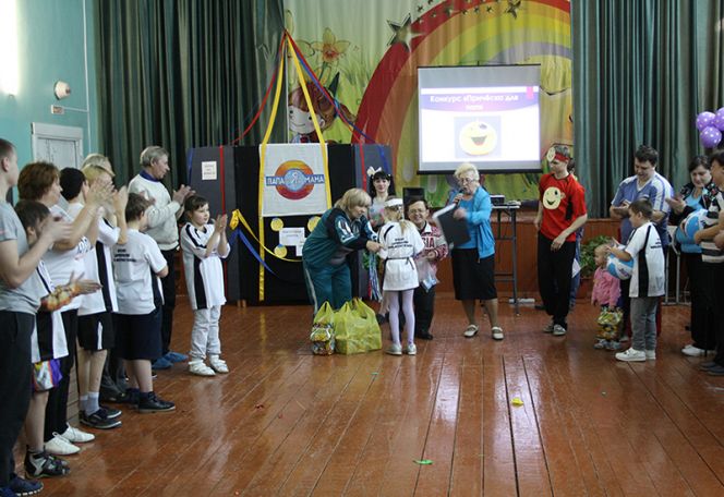 В барнаульской школе-интернате шестого вида прошел праздник "Папа, мама, я - спортивная семья".