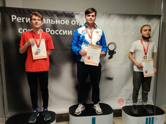 Призовой пьедестал чемпионата СФО в стрельбе из пневматической винтовки с 10 метров. Мужчины