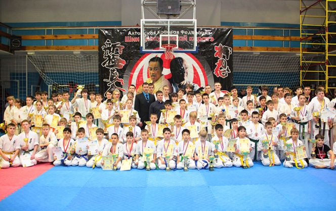 В спорткомплексе "Обь" прошло открытое первенство края по каратэ киокушинкай.