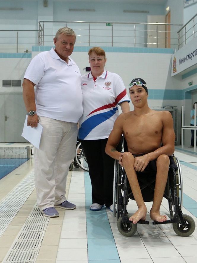 Роман Жданов на бортике бассейна. В центре его личный тренер Елена Соколова 
