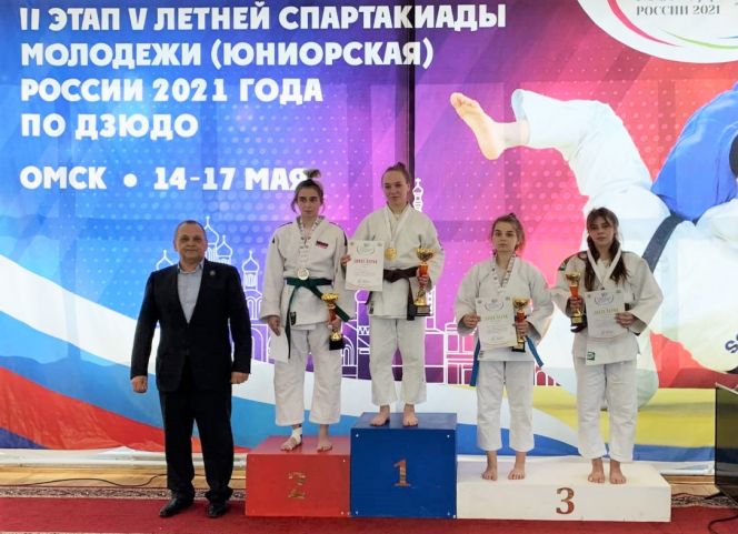 Яна Полевод на первой ступени пьедестала почета