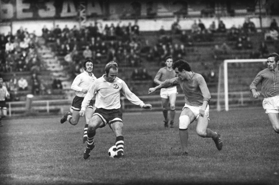 Зиновий Билень - главный конструктор атак барнаульского "Динамо". Позади него - Виктор Волынкин