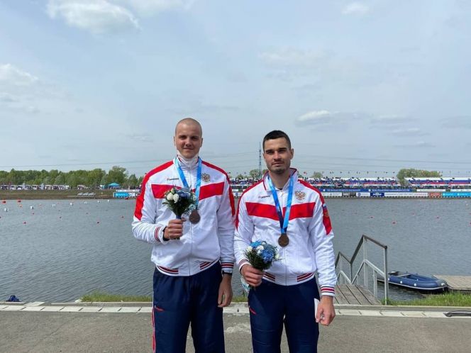 Алексей Шишкин (слева) и Артём Коровин - бронзовые призеры II этапа Кубка мира в байдарке-двойке на 500 м. Фото: ВФГБК