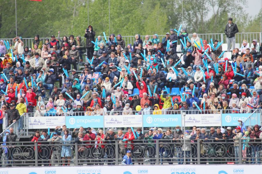 На гребном канале в Барнауле количество зрителей увеличивается с каждым днем. Фото: Виталий Уланов