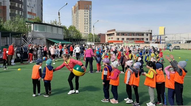 На стадионе "Коммунальщик" СШОР по хоккею на траве "Юность Алтая" провела "Весёлые старты" для детей