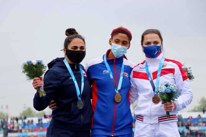 На пьедестале почета призеры в каноэ-одиночке на дистанции 200 метров у женщин (слева направо): Мария Майард (Чили), Ярислейдис Сирило (Куба), Ирина Андреева (Россия). Фото: Виталий Уланов