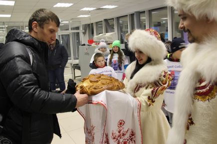 В барнаульском аэропорту состоялась торжественная встреча чемпиона мира по сноуборду Андрея Соболева (фото).