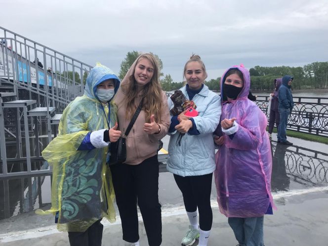 Американские болельщицы (в центре) с русскими волонтерами