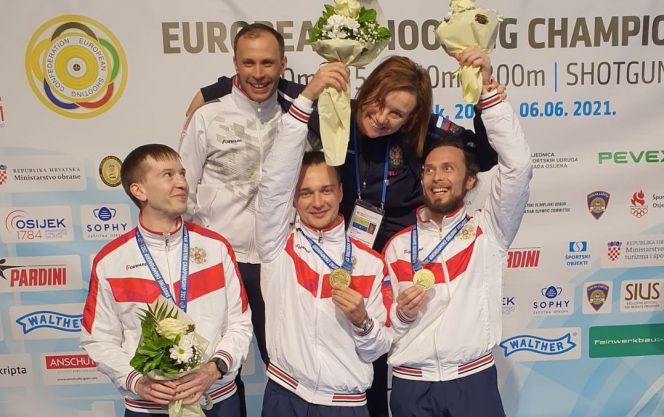 Бийчанин Сергей Каменский (справа) в составе сборной России завоевал золотую медаль чемпионата Европы в командной стрельбе из пневматической винтовки