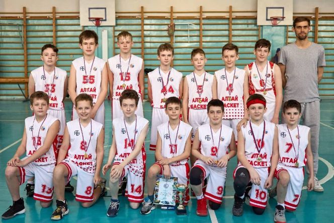 Команда юношей СШОР "АлтайБаскет-2009" стала серебряным призером финального этапа Урало-Сибирской лиги VITA
