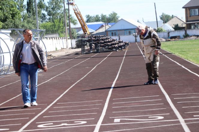 На мамонтовском стадионе 