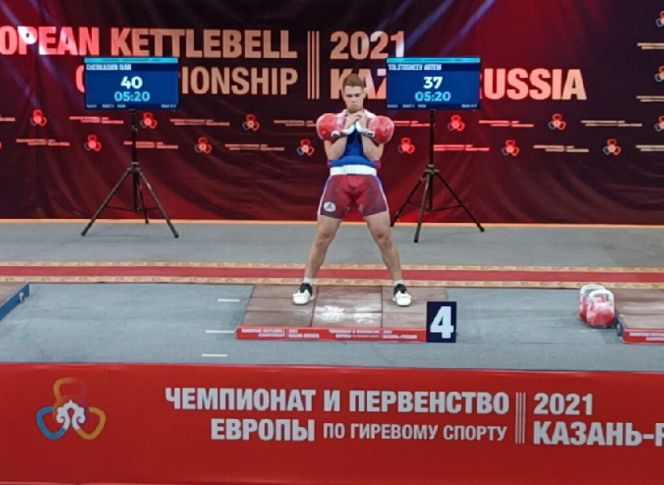 На помосте победитель первенства Старого Света Артём Толстошеев