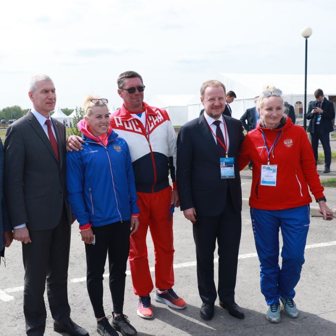 На фото слева направо: министр спорта РФ Олег Матыцин, победительница олимпийского отбора Наталья Подольская, главный тренер сборной России Александр Жданов, губернатор Алтайского края Виктор Томенко, генеральный секретарь Всероссийской федерации гребли на байдарках и каноэ Елена Исхакова.